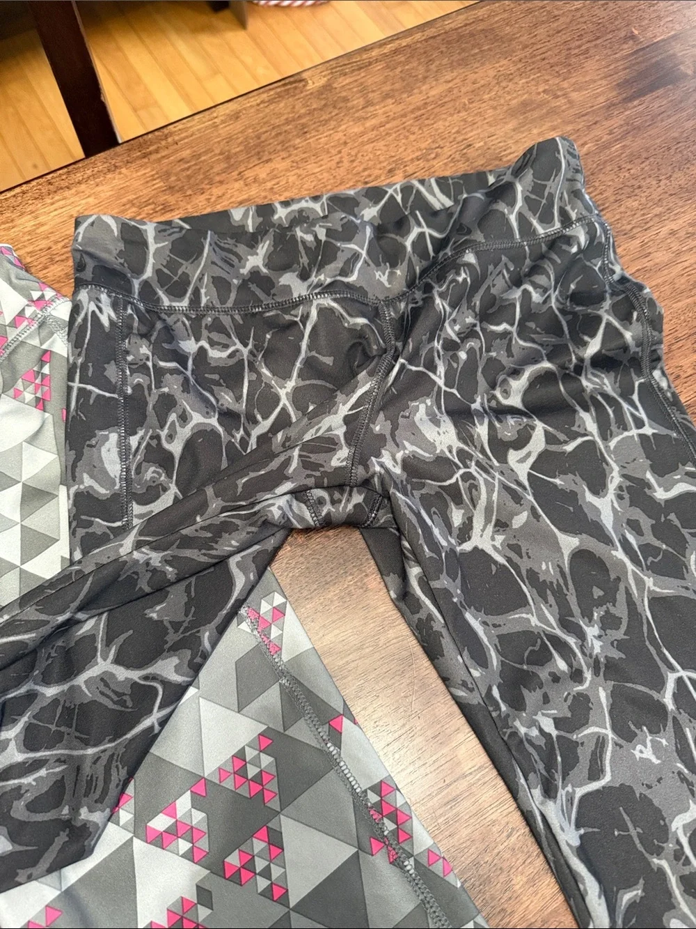 2 old navy printed active leggings for girls